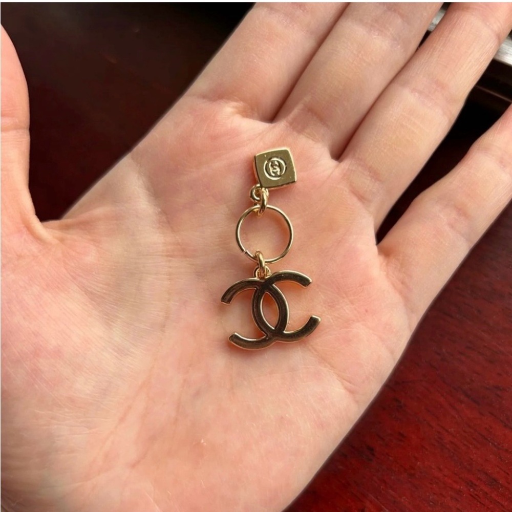 2/39$ CHANEL Gold CC Logo Charms